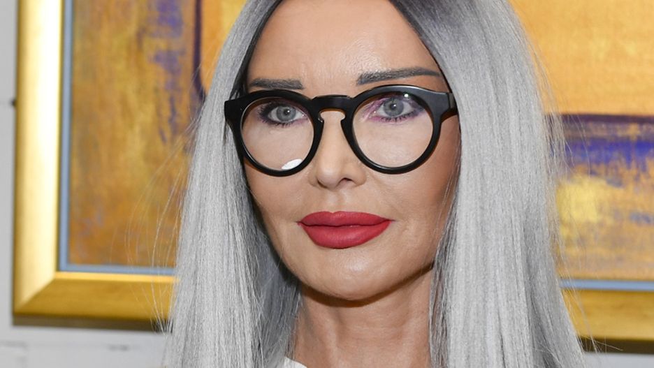 Ewa Minge podczas swojego wernisażu. Gdy zdjęcia ujrzały światło dzienne, została skrytykowana