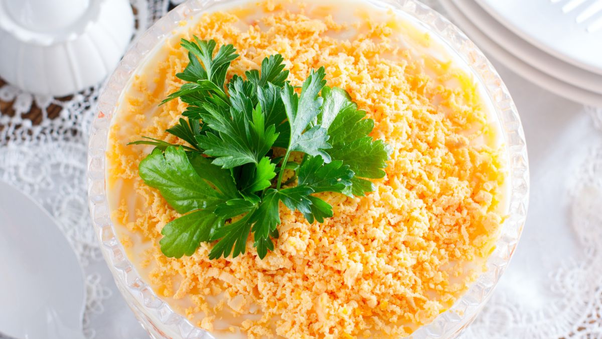 Sałatka warstwowa wygląda efektownie na świątecznym stole