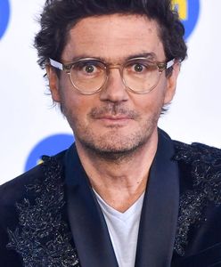 Kuba Wojewódzki stoi przy czerwonym Ferrari. Nie zapłacił za niego ani grosza