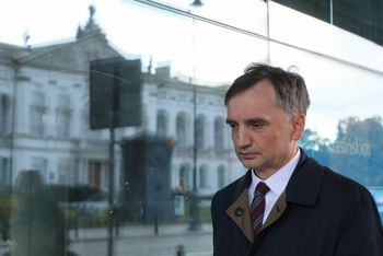 Tak żyje Ziobro. Poszukiwany polityk widziany z matką i na zakupach