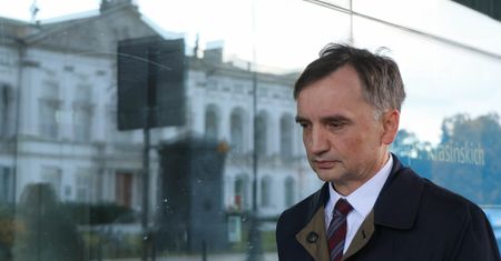 Tak żyje Ziobro. Poszukiwany polityk widziany z matką i na zakupach