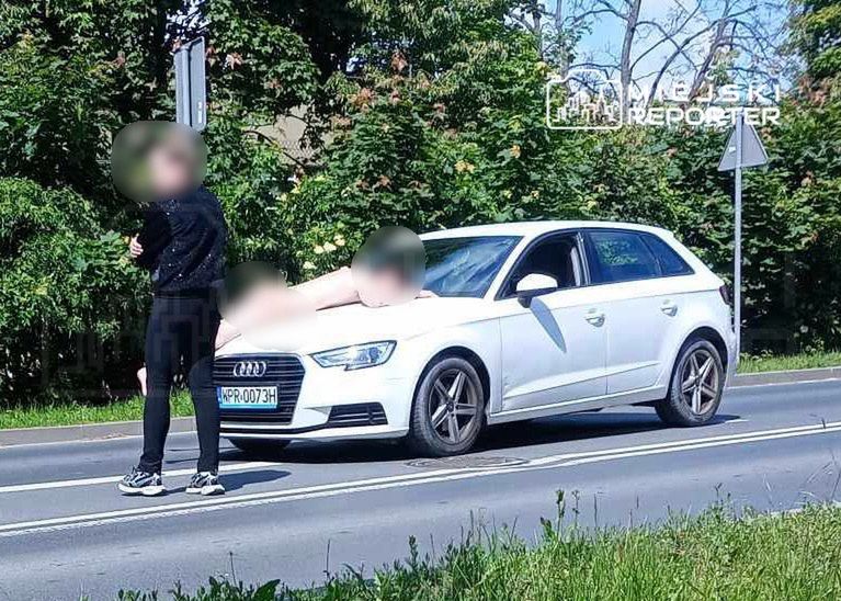 Piaseczno. Nagi obywatel Ukrainy położył się na masce Audi. Wcześniej wyskoczył z trzeciego piętra