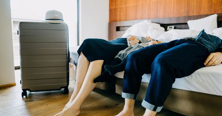 Jadą do hotelu. Przez tydzień nie wychodzą z łóżka