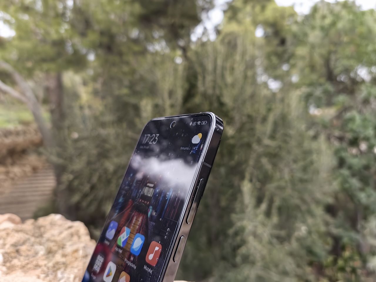 Ekran Xiaomi 14 jest całkowicie płaski, a boki obudowy tworzy aluminiowa ramka