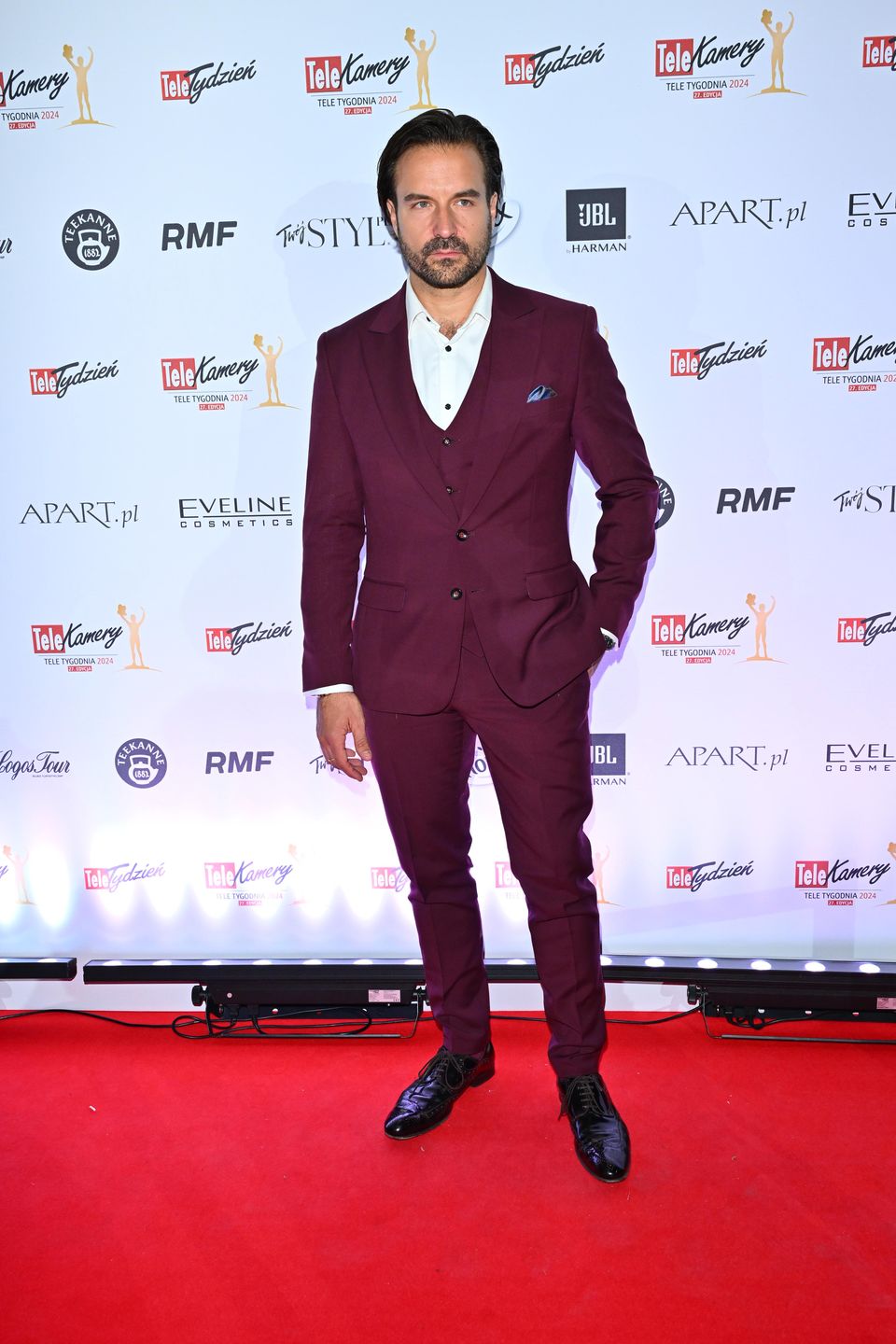 Tłum gwiazd i celebrytów pozuje na Telekamerach