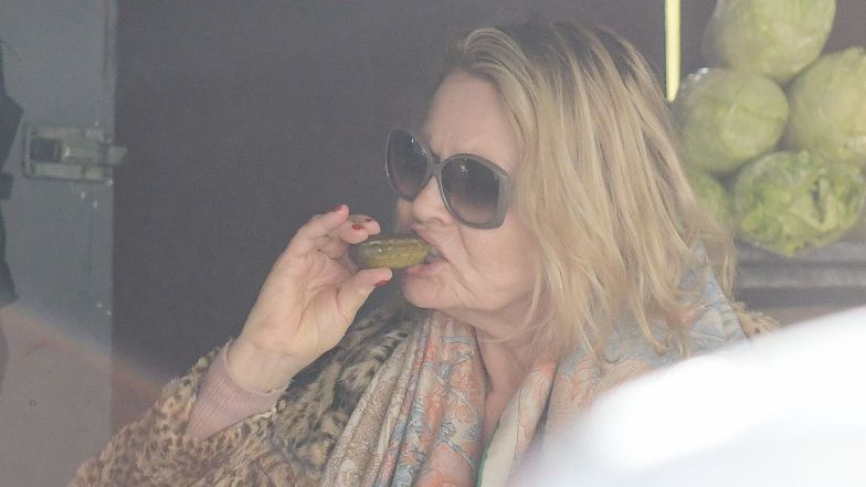 Grażyna Szapołowska delektuje się kiszonym ogórkiem