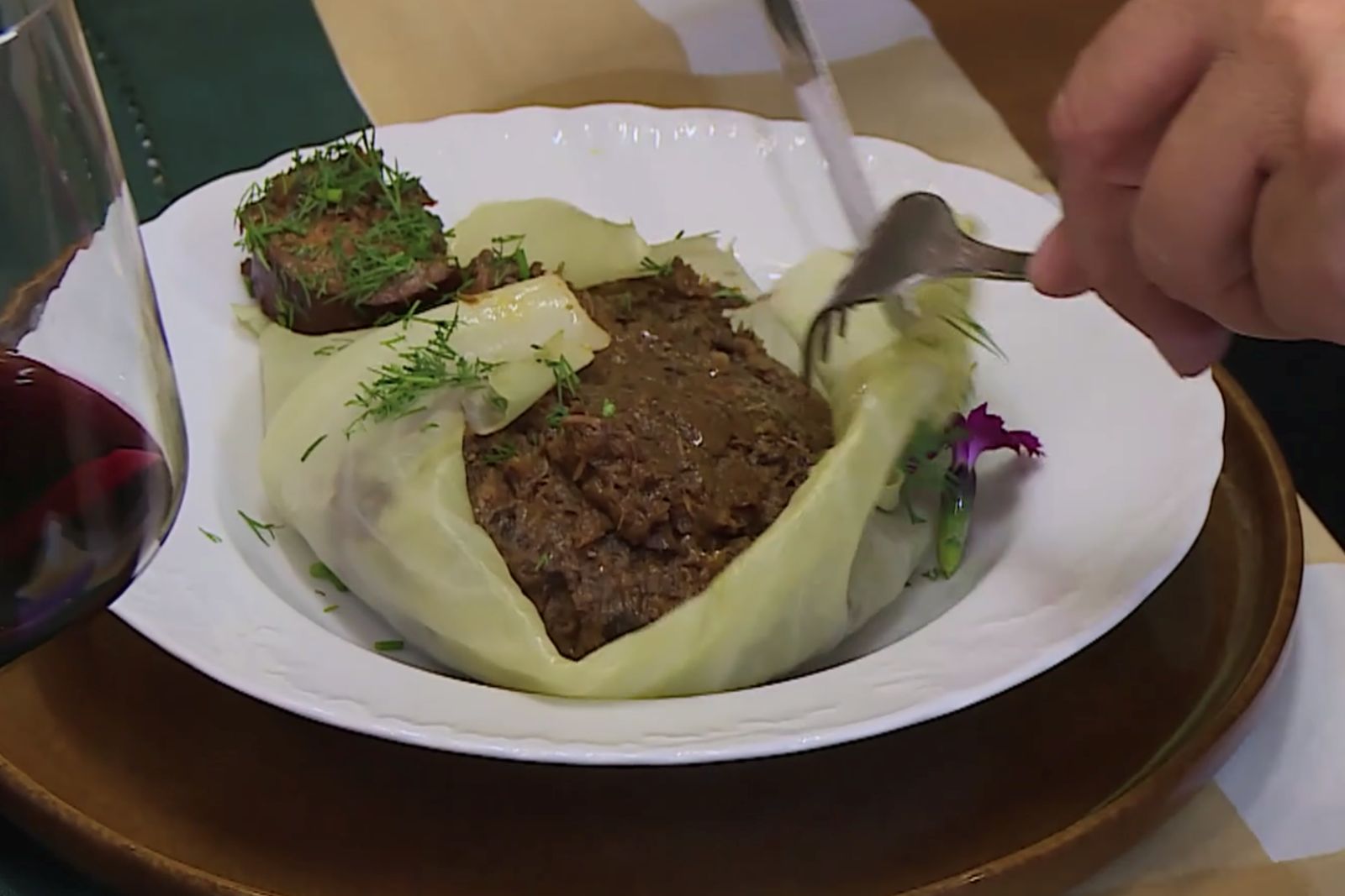 Bigos podawany w liściu kapusty