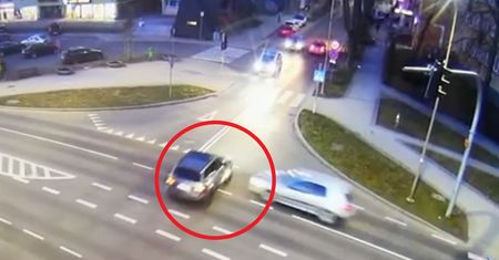Kierowca BMW wjechał na czerwonym świetle. Policja pokazała nagranie