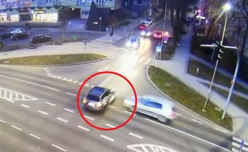 Kierowca BMW wjechał na czerwonym świetle. Policja pokazała nagranie