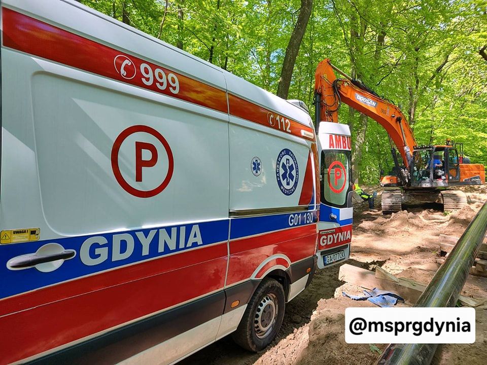 Poważny wypadek podczas prac ziemnych w Dębogórze. Mężczyzna został uderzony dużym elementem