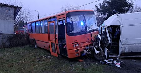 Wypadek autobusu szkolnego na Mazowszu. Śmigłowiec LPR na miejscu