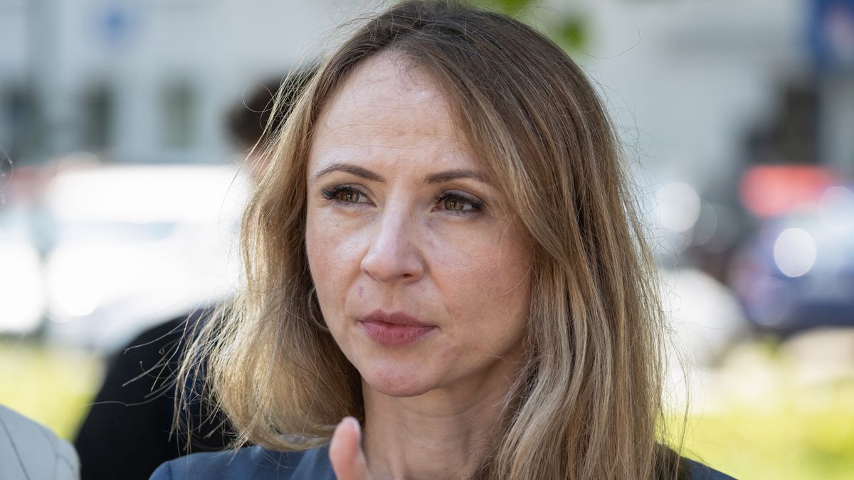 Włocławek, 17.07.2024. Minister rodziny, pracy i polityki społecznej Agnieszka Dziemianowicz-Bąk podczas konferencji prasowej we Włocławku, 17 bm. (mr) PAP/Tytus Żmijewski