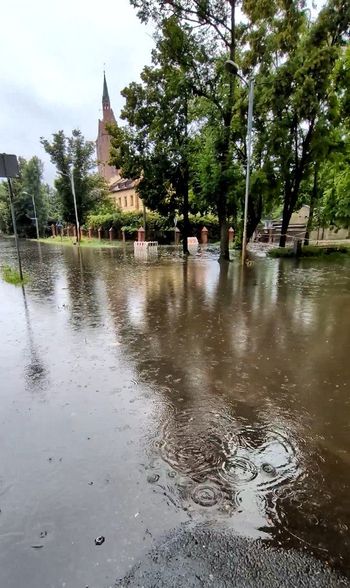 Silne opady w woj. śląskim! Obowiązują wciąż pogotowia przeciwpowodziowe. Strażacy interweniowali 140 razy. Gdzie było najgorzej?