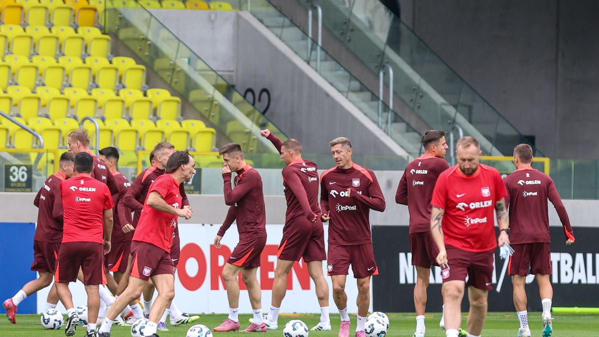 Katowice. 03.09.2025. Piłkarz reprezentacji Polski Robert Lewandowski (4P) podczas treningu kadry w Katowicach, 3 bm. Polscy piłkarze przygotowują się do meczu eliminacyjnego mistrzostw świata z Holandią, który odbędzie się 4 bm. (js) PAP/Michał Meissner