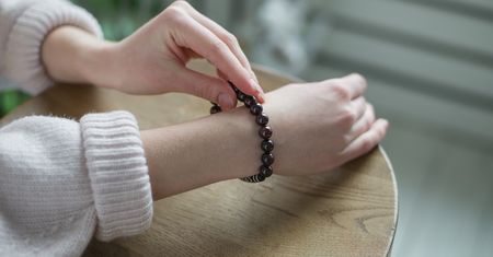 Czarny kamień chroni przed złą energią. Noś go przy sobie