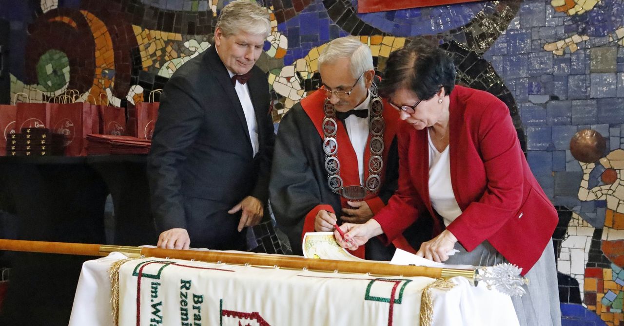 Grudziądz: Jubileusz 15-lecia szkoły "Cechu" Rzemiosł Różnych. Nadano jej patrona i sztandar