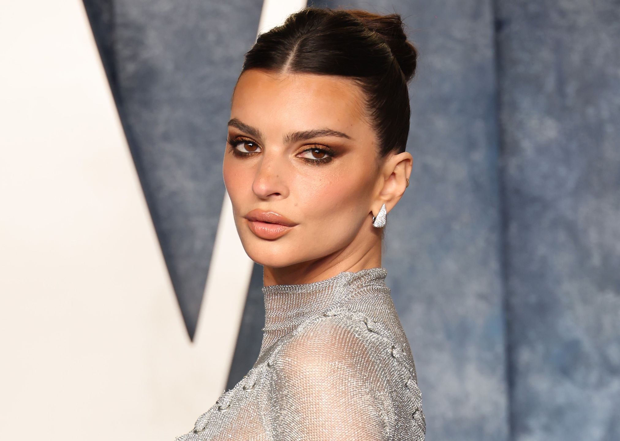 Emily Ratajkowski pojawiła się w nagiej sukience na imprezie Vanity Fair 