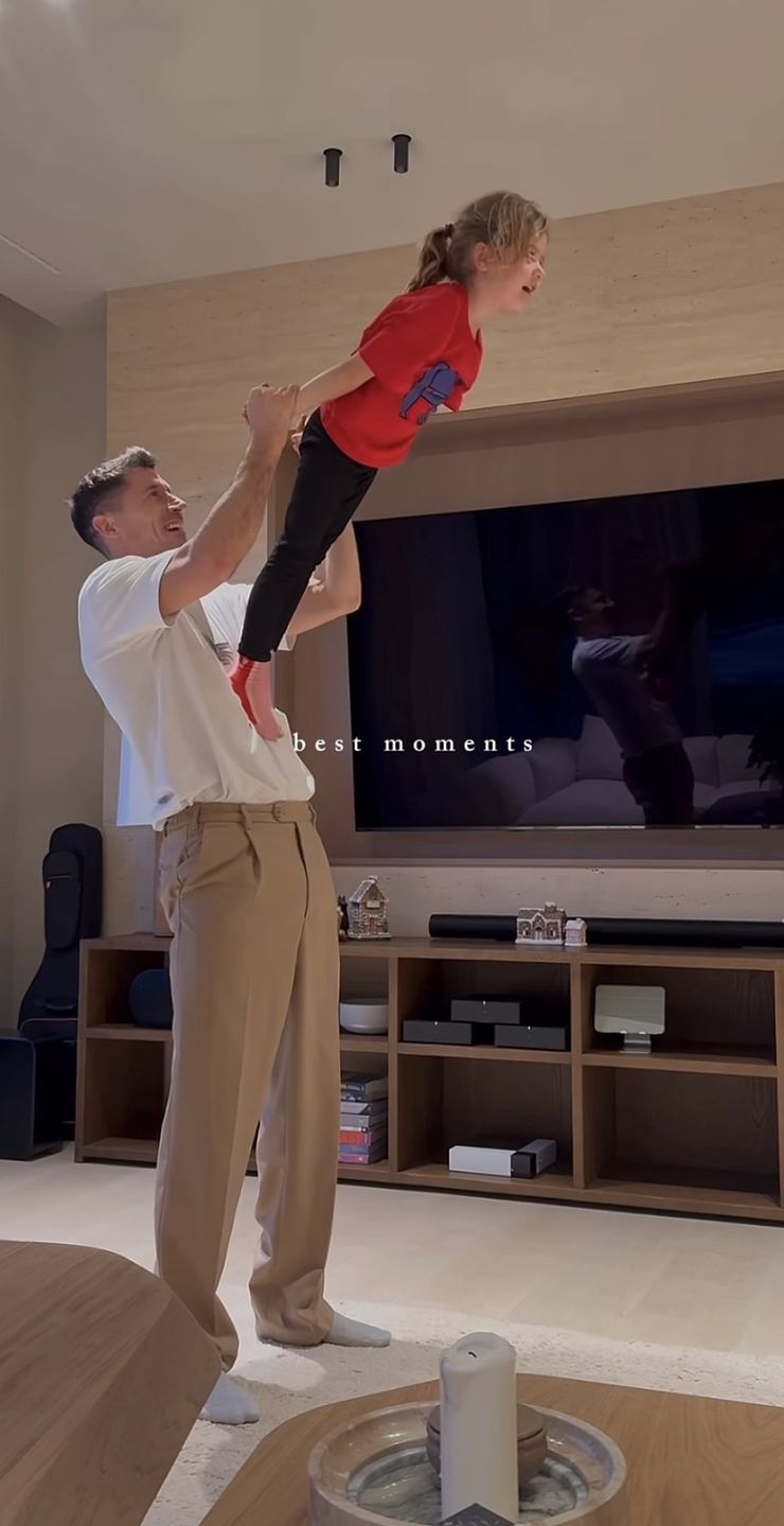 Anna Lewandowska relacjonuje wygibasy z rodzinką 