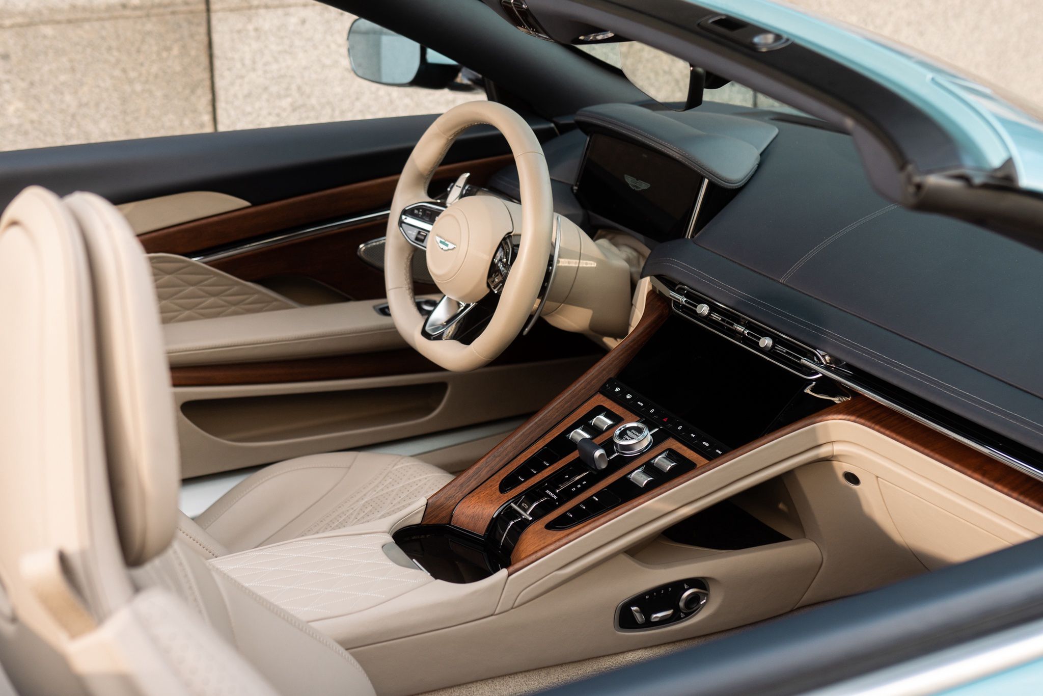 Aston Martin DB12 Volante