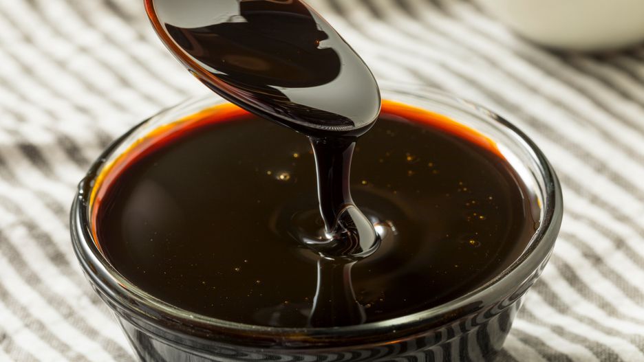 Syrop z buraków cukrowych ma gęstą konsystencję i karmelowy smak