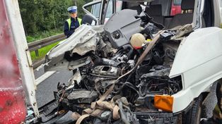 Trójmiasto: Na obwodnicy auto dostawcze wybiło się w tył ciężarówki