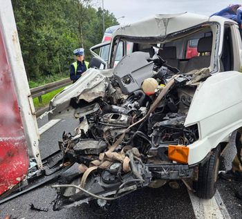 Trójmiasto: Na obwodnicy auto dostawcze wybiło się w tył ciężarówki