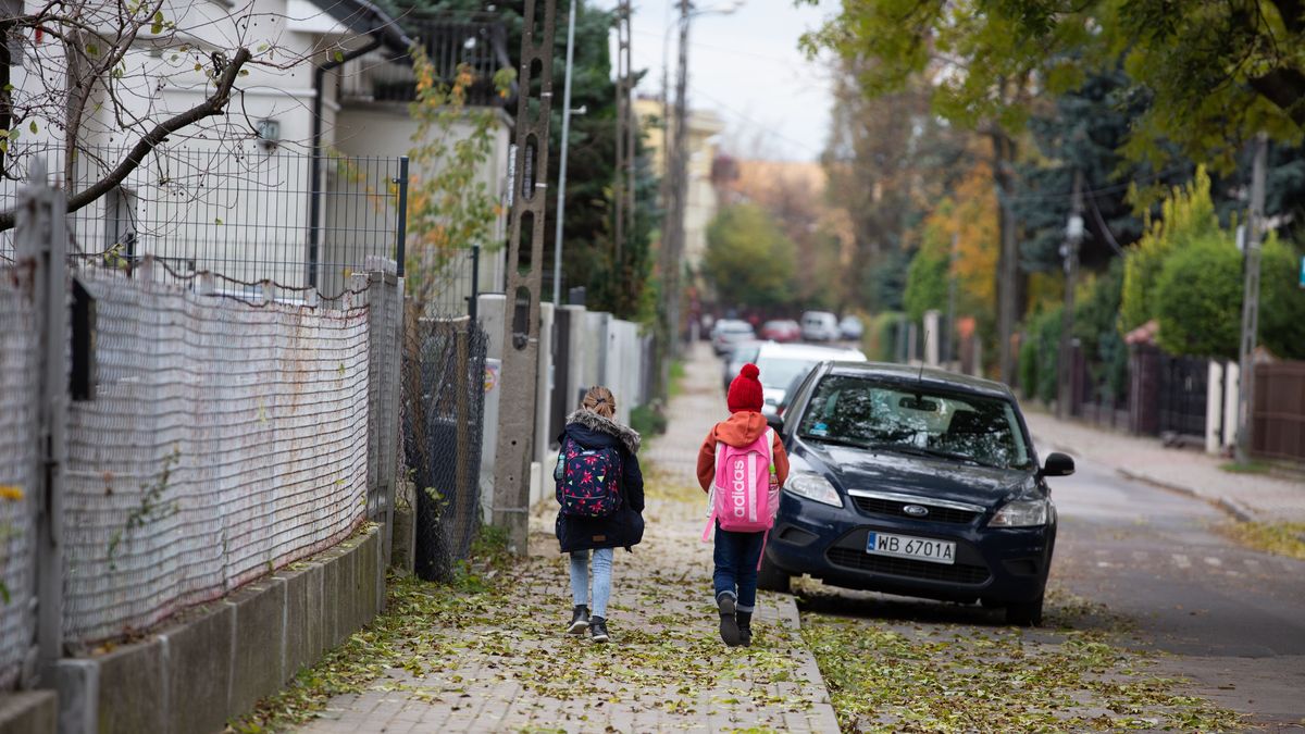 spacer dziecko rodzina 500+ szkoła boisko szkolne dzieci