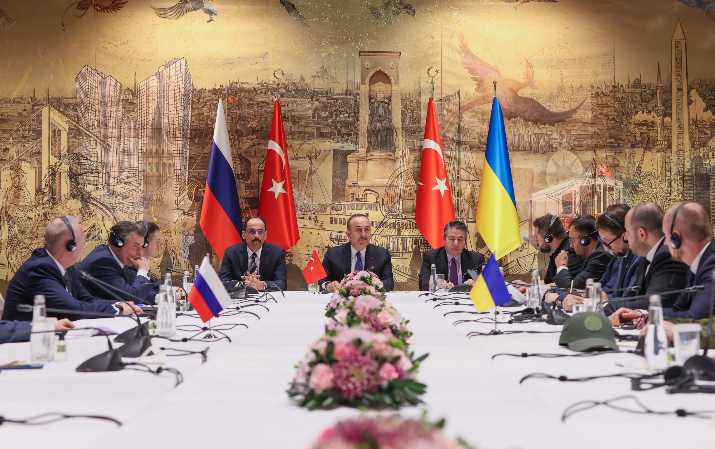 ISTANBUL, TURKIYE - MARCH 29: Turkish Foreign Minister Mevlut Cavusoglu (C) gives a thank you speech during the peace talks between delegations from Russia and Ukraine at Dolmabahce Presidential Office in Istanbul, Turkiye on March 29, 2022. Turkish Presidency Spokesperson Ibrahim Kalin (C-L) and Turkish Deputy Foreign Minister Sedat Onal (C-R) also attended the meeting. (Photo by Cem Ozdel/Anadolu Agency via Getty Images)