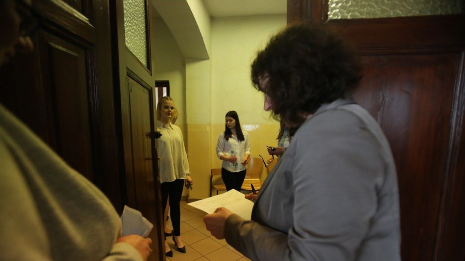 Nauczyciele, którzy pracując przy egzaminach ustnych przekroczą swoje pensum dydaktyczne mają prawo do dodatkowego wynagrodzenia.