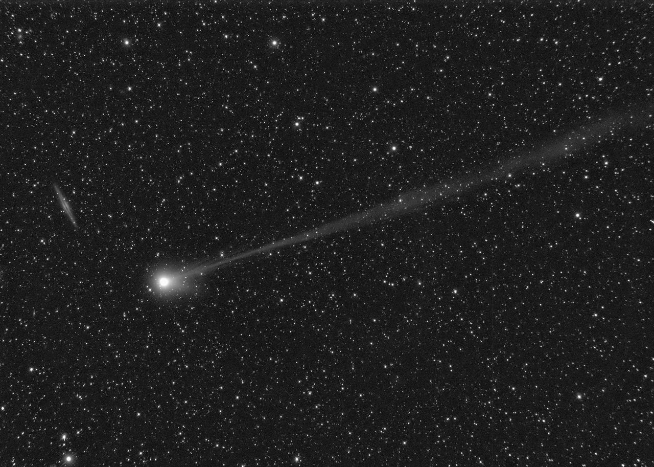 Najbliżej Ziemi kometa znajdzie się 15-16 czerwca, trzymając się jednak (na szczęście) na znaczny dystans 1,13 AU (AU to jednostka astronomiczna, czyli średnia odległość Ziemia-Słońce).