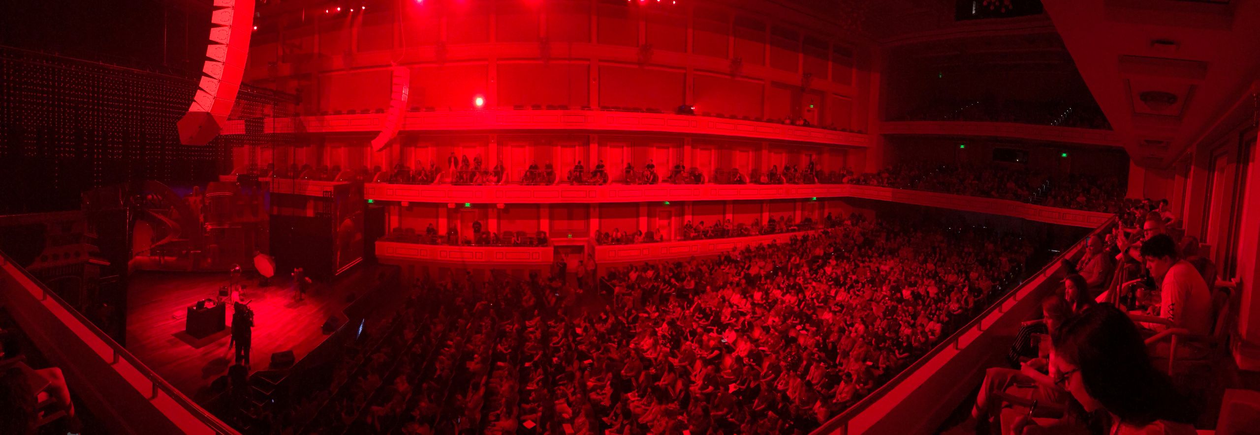 Fotograf zamienił salę filharmonii w największą ciemnię na świecie 2