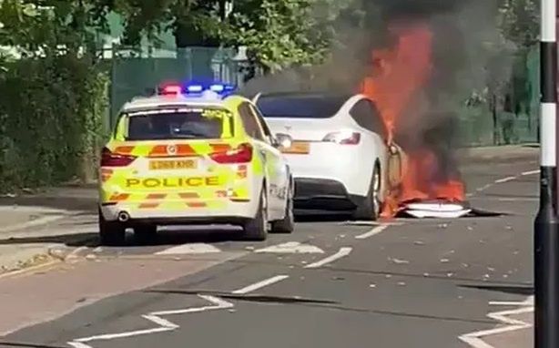 Tesla spaliła się na ulicy. Świadek boi się, że jego auto spotka to samo