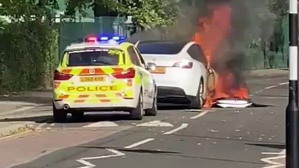 Pożar tesli model Y w południowym Londynie