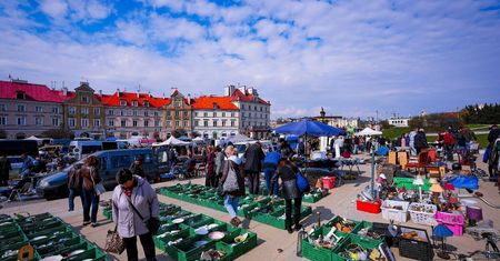 Stare meble, winyle, przedwojenna biżuteria — w niedzielę Giełda Staroci na Placu Zamkowym