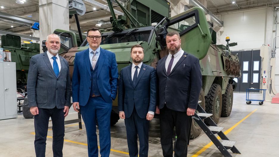 Ukraińska delegacja na tle jednego z transporterów Patria 6x6.