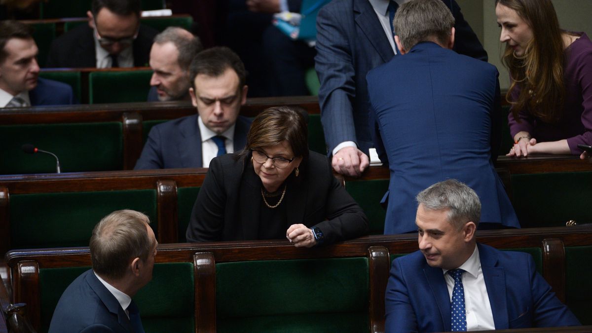 Warszawa, 18.01.2024. Premier Donald Tusk (L), minister zdrowia Izabela Leszczyna (C) oraz wicepremier, minister cyfryzacji Krzysztof Gawkowski (P) na sali obrad Sejmu w Warszawie, 18 bm. W Sejmie ma odbyć się dziś głosowanie nad rządowym projektem ustawy budżetowej na rok 2024. (jm) PAP/Marcin Obara