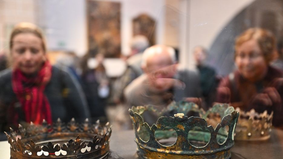 Wilno, Litwa, 06.01.2025. Królewskie regalia zaprezentowane podczas konferencji prasowej w Muzeum Dziedzictwa Sakralnego w Wilnie, 6 bm. W podziemiach katedry wileńskiej odkryto tajną skrytkę z insygniami grobowymi władców Litwy i Polski, w tym koronami pogrzebowymi, przeznaczonymi do grobów litewskich i polskich władców Aleksandra, Elżbiety i Barbary. (mr) PAP/Valdemar Doveiko