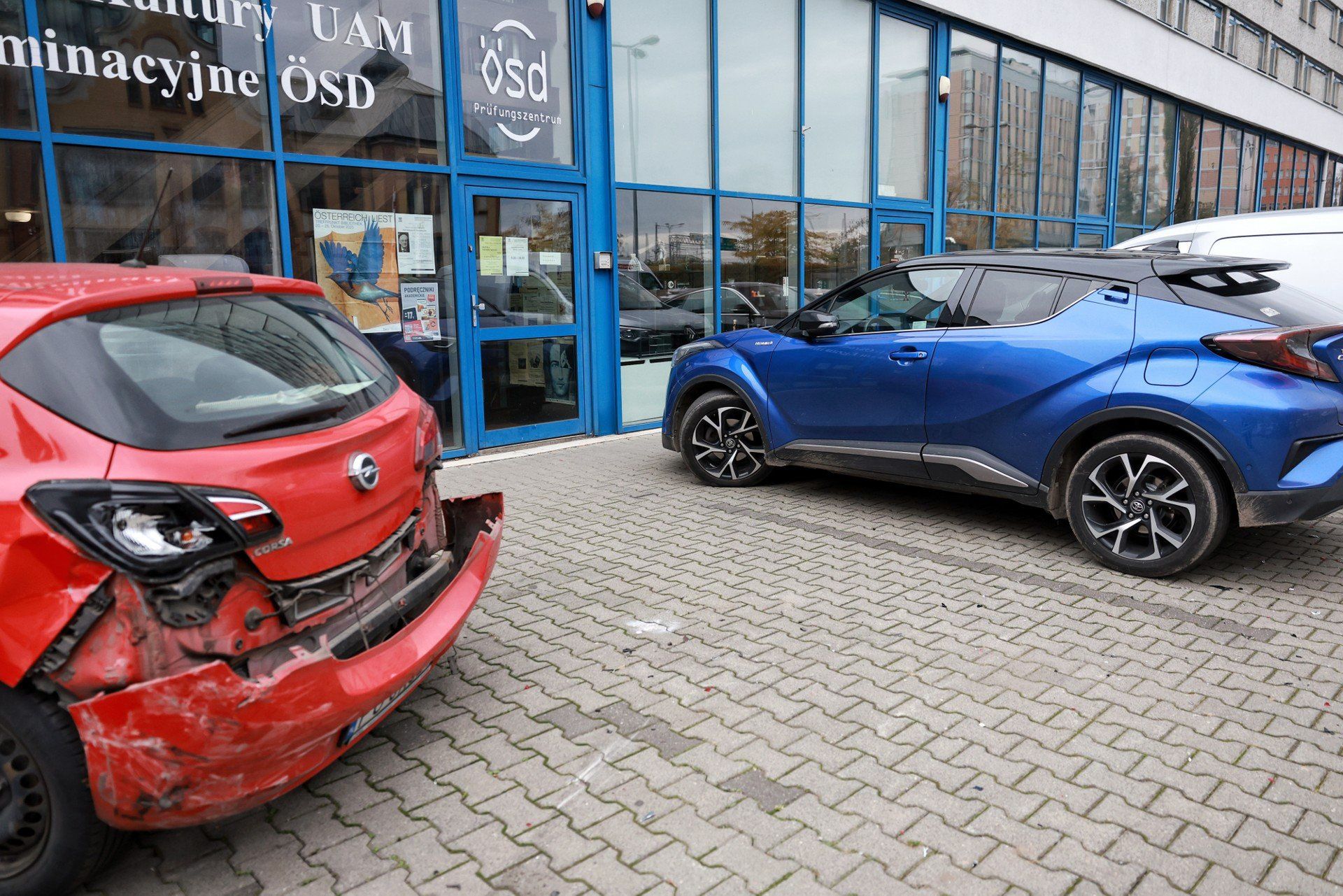 Kierowca BMW uszkodził pięć zaparkowanych aut w Poznaniu