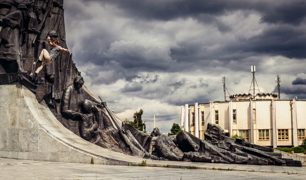 Miłosz Rebeś znalazł miejsce w fotografii, gdzie minimalizm spotyka się z miłością do deskorolki 27