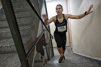 Poznań: Wbiegli na 17. piętro Collegium Altum. Pokonali 372 stopnie! Za nami IX Bieg po Schodach. Zobacz zdjęcia!