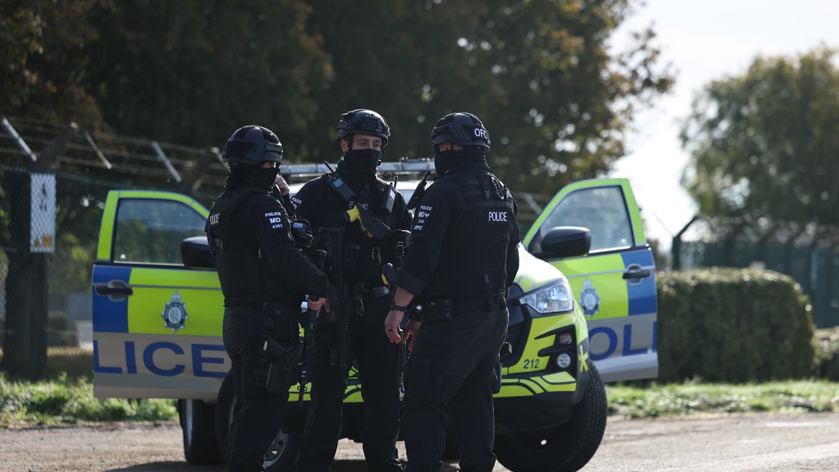 Armed police man a cordon outside RAF Fairford in Gloucestershire, Britain, 28 September 2026. Five men have been arrested on suspicion of explosive and terrorism offences after a major incident was declared at the airbase in the west of England. Bomb disposal teams have been examining a number of vehicles near RAF Fairford, and dozens of homes in the surrounding area have been evacuated. RAF Fairford has recently been used by the US Air Force to carry out strikes on Iran. EPA/NEIL HALL Dostawca: PAP/EPA.