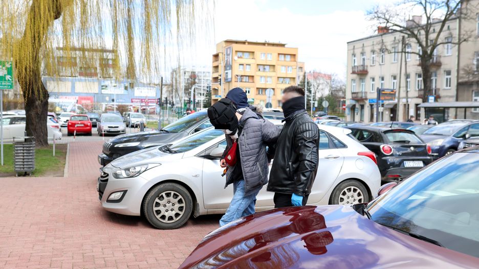 doprowadzenie ojczyma skatowanego dziecka
Zbigniew Meissner
ch�opca, doprowadzenie, dziecka, dziecko, ojczym, ojczyma, oparzenia, oparzony, poparzenia, poparzony, przes�uchanie, rpkuratura, skatowanego ch�opca, skatowanego dziecka, zatrzymanie, nieletniego, opiekun, pasierba, prokuratura, stan ci�ki, szpitala, szpitalu, z�amania