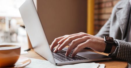 Laptopy idealne do nauki i pracy - jak wybrać model na lata (i kupić taniej)