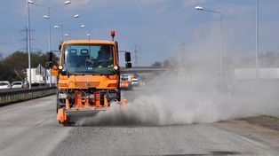 Przejazd kolejowy na ulicy Naramowickiej w Poznaniu w remoncie. Prace potrwają dłużej niż zakładano. Pojawił się problem