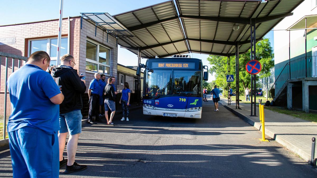 Strajk kierowc�w MZK
24.06.2022 Bydgoszcz. Strajk w MZK spowodowal iz na trase nie wyjechaly autobusy i tramwaje. 
Fot. Roman Bosiacki / Agencja Wyborcza.pl
Fot. Roman Bosiacki / Agencja Wyborcza.pl
bydgoszcz, strajk, mzk, komunikacja, zajezdnia, bunt pracownikow