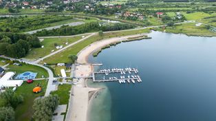 Rekordowy napływ turystów nad Jeziorem Tarnobrzeskim. Ogromna kolejka przed wjazdem i ścisk na plaży