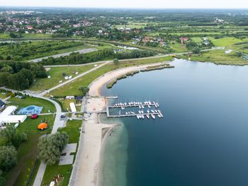 Rekordowy napływ turystów nad Jeziorem Tarnobrzeskim. Ogromna kolejka przed wjazdem i ścisk na plaży