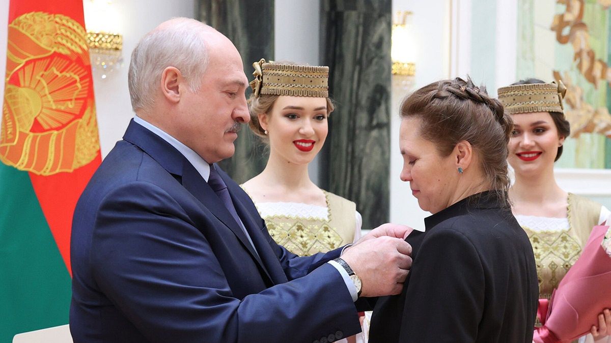 Łukaszenka wręcza nagrody w trakcie wojny na Ukrainie 