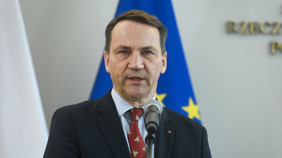 Warszawa, 30.10.2024. Minister spraw zagranicznych Radosław Sikorski na konferencji prasowej w Senacie, 30 bm. W drugim dniu posiedzenia senatorowie wysłuchali informacji szefa MSZ nt. polityki polonijnej. (ad) PAP/Piotr Nowak