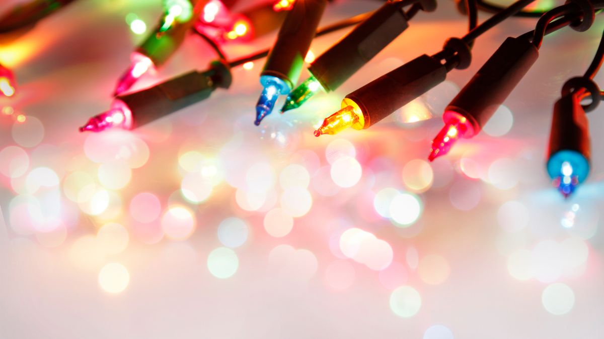 Dlaczego lampki choinkowe mają zapasową żarówkę?